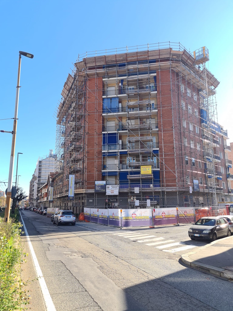 General Contractor — Palazzo con ponteggi Generalpiemontedil